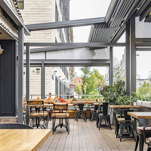 Перголы тентовые Decolife Project Light + Вертикальная система Zip 130, г. Москва, ресторан ''Ача-ча-ча''